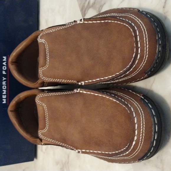 IZOD memory foam loafers. - Picture 2 of 8